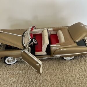 Vintage Diecast 1:18 1949 Cadillac Coupe de Ville Convertible